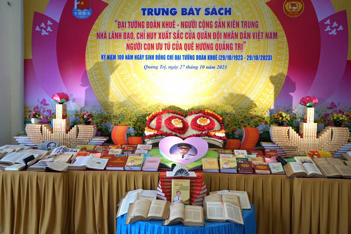 Trưng bày sách “Đại tướng Đoàn Khuê - Người cộng sản kiên trung, nhà lãnh đạo, chỉ huy xuất sắc của Quân đội nhân dân Việt Nam, người con ưu tú của quê hương Quảng Trị” - Ảnh: L.T